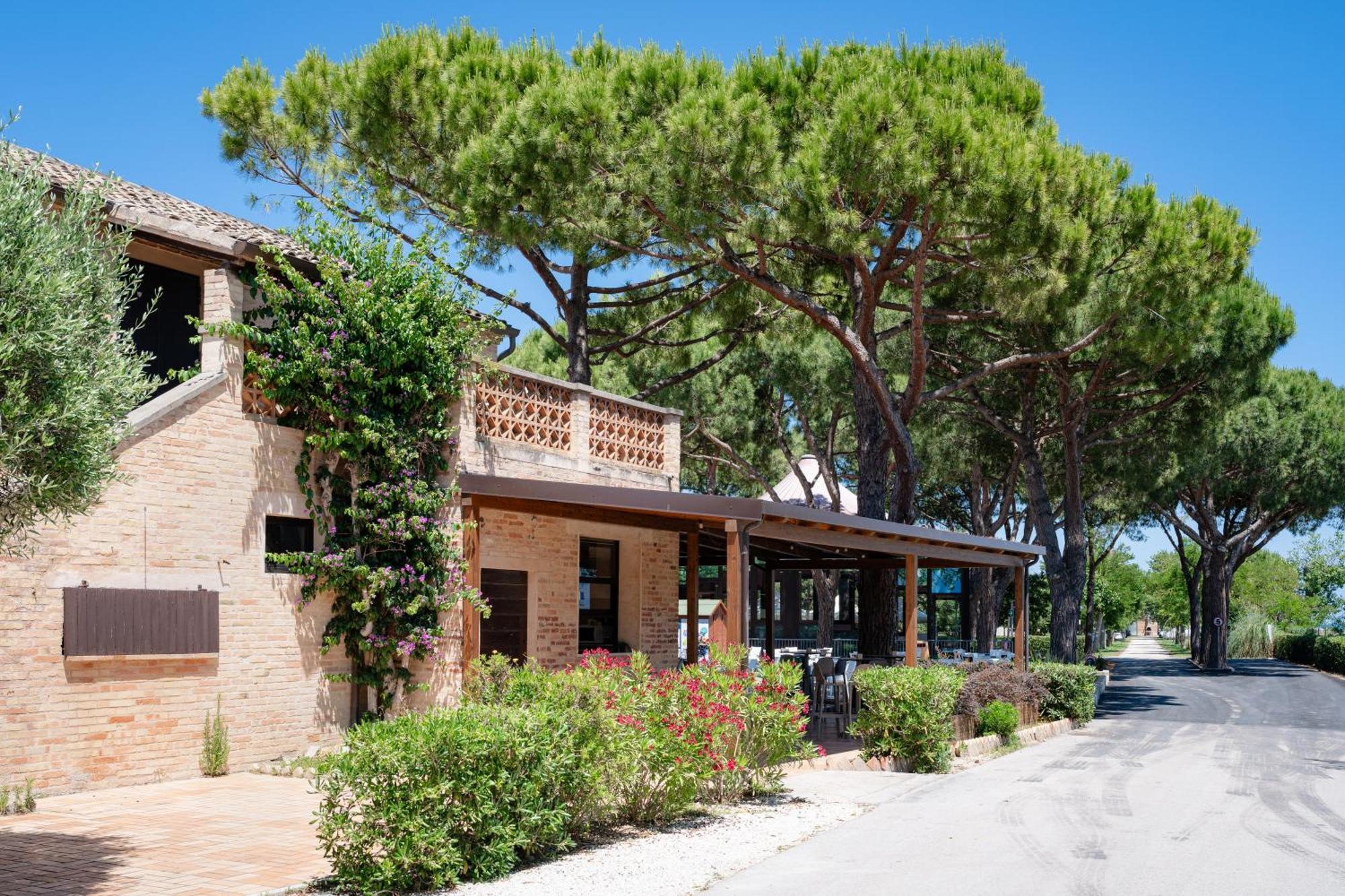 Отель Club Del Sole La Risacca Family Collection Порто-Сант'Эльпидио Экстерьер фото